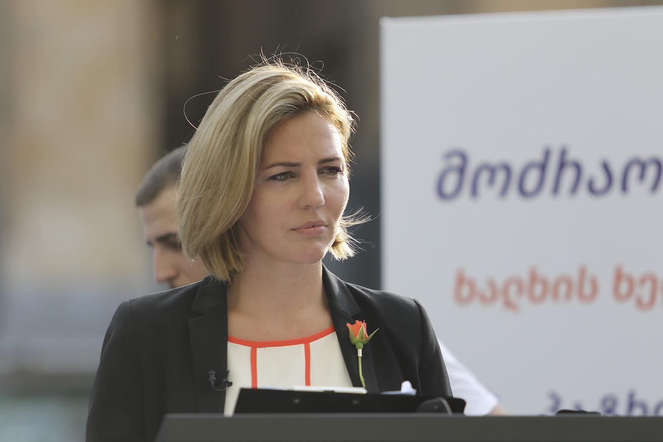 ანა დოლიძე პენსიონერებს მიმართავს, „ლიბერთი ბანკთან“ დაკავშირებულ პრობლემებზე მოძრაობა „ხალხისთვის“ იურისტებს დაუკავშირდნენ
