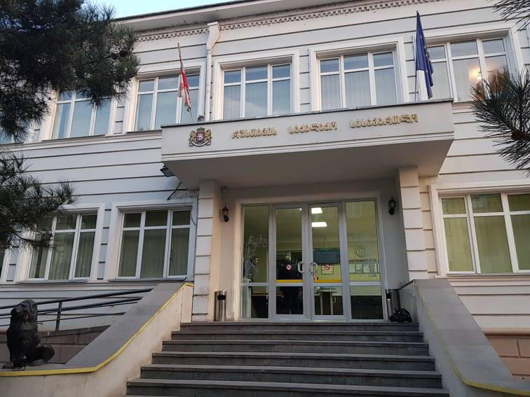 რუსთავის სასამართლოში, 14 წლის აითაჯ შახმაროვას განზრახ მკვლელობის საქმეზე, ქორწინების იძულებისა და დანაშაულის შეუტყობინებლობის ბრალდებით დაკავებული დედისა და ბიძის პროცესი მიმდინარეობს