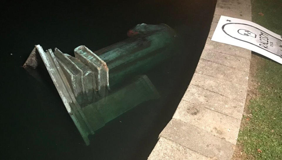 ვირჯინიაში ანტი-რასისტული საპროტესტო აქციის მონაწილეებმა ქრისტეფორე კოლუმბის ძეგლი ჩამოაგდეს