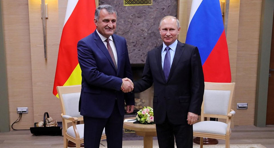 საქართველოს ოკუპირებული რეგიონების დე ფაქტო ლიდერები პუტინის მიწვევით რუსეთში ჩავიდნენ