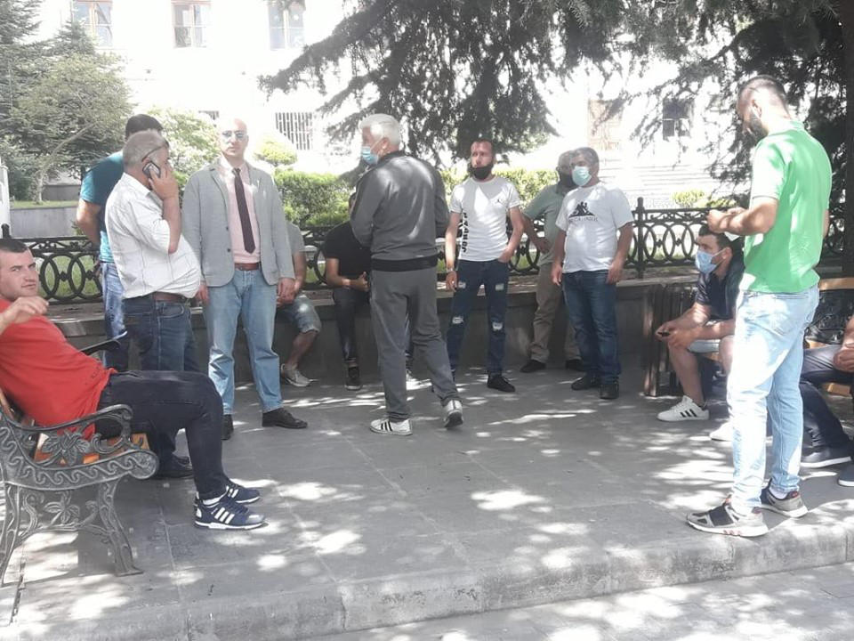 სამშენებლო სამუშაოებზე დასაქმებულებმა პარლამენტის წინ აქცია გამართეს