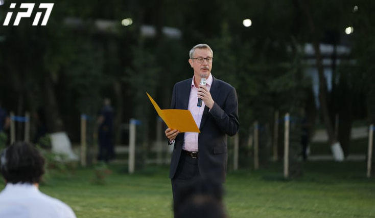 კარლ ჰარცელი - ნოდარ დუმბაძე  ბრძენი იყო, როდესაც გაითვალისწინა „მზიურის“ სივრცე, როგორც ბავშვების სკვერი, ვამაყობ, რომ მისი მემკვიდრეობა გრძელდება