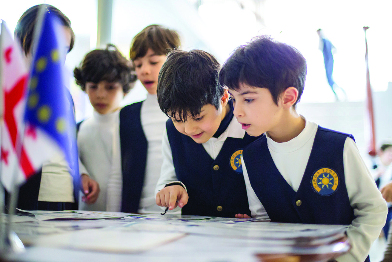 სკოლა ჰელიოსის დირექტორი ონლაინ სწავლების დადებით და უარყოფით მხარეებზე