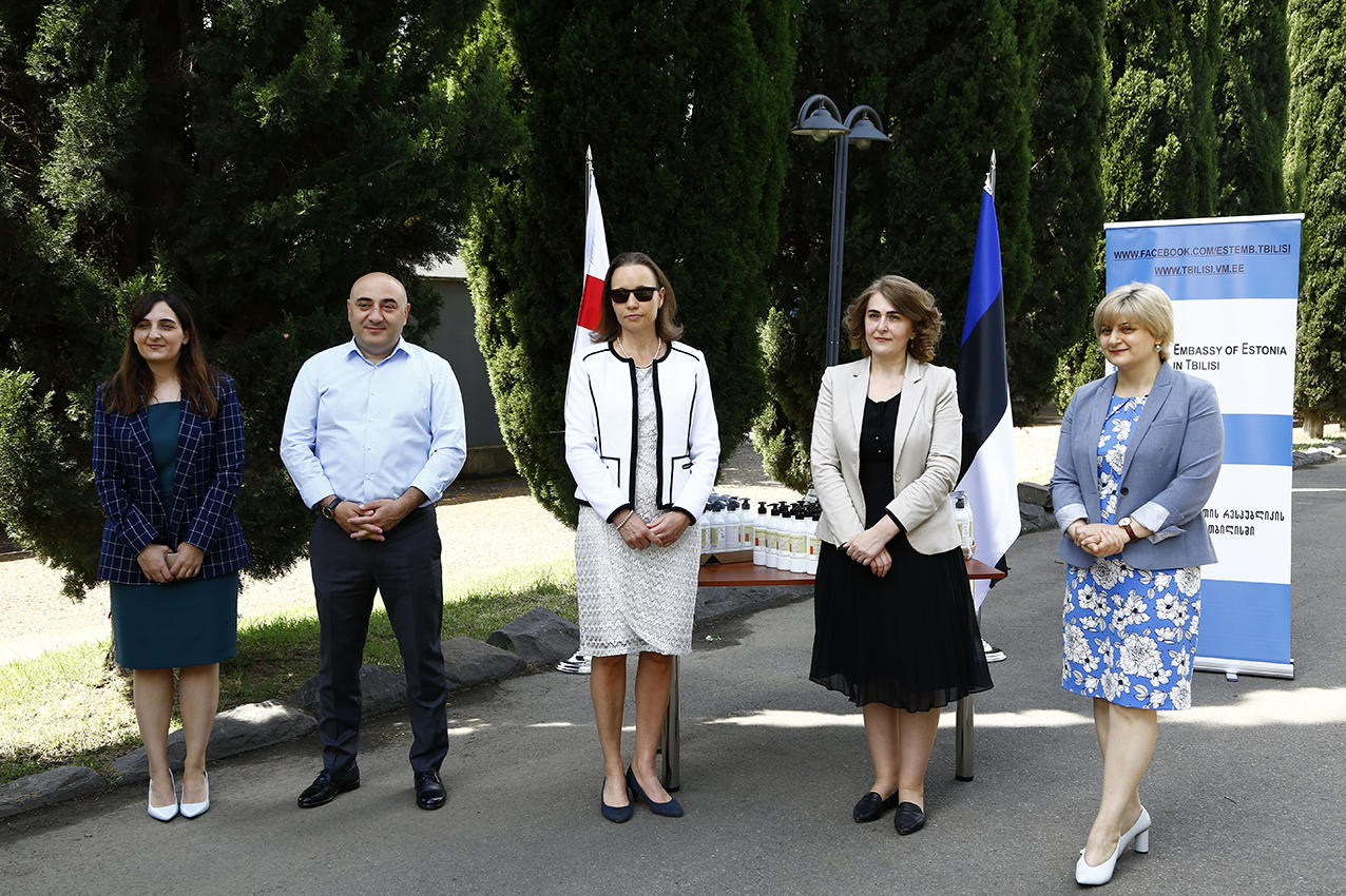 ესტონეთმა საქართველოს ჯანდაცვის სამინისტროს 1500 ლიტრი სადეზინფექციო საშუალება გადასცა