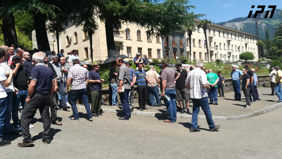 ტყიბულის მერიასთან მეშახტეები საპროტესტო აქციას მართავენ