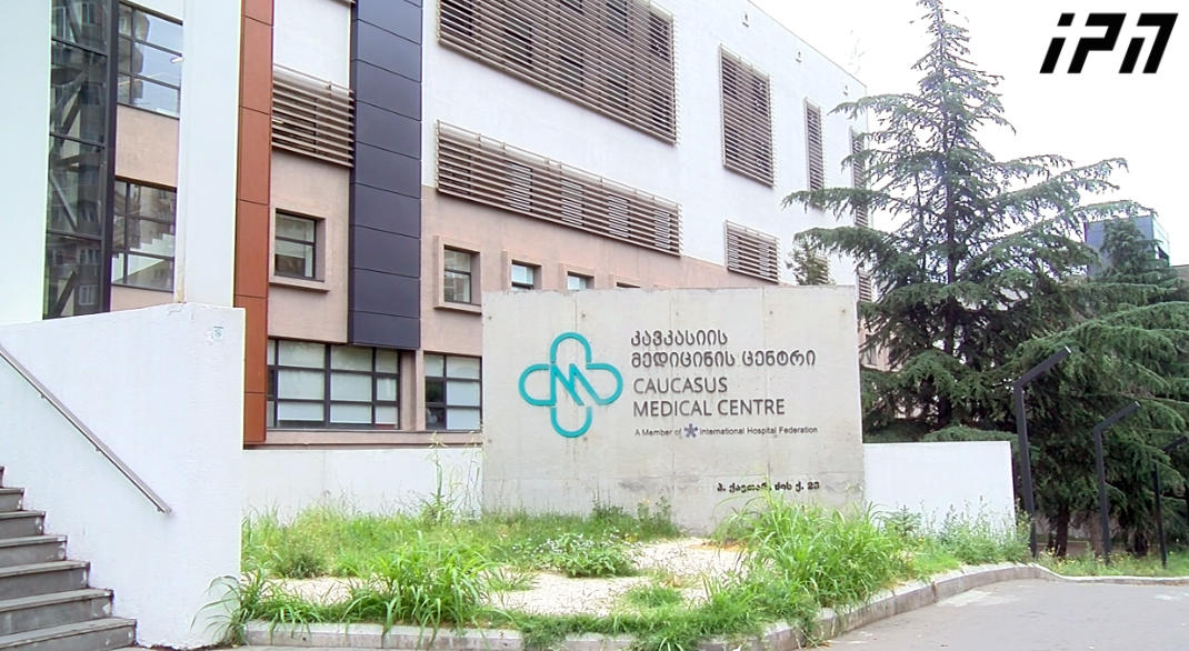 კავკასიის მედიცინის ცენტრის დირექტორის განცხადებით, ლიფტის ჩაწყვეტის შედეგად დაშავებული მამაკაცის ჯანმრთელობის მდგომარეობა სტაბილურად მძიმეა