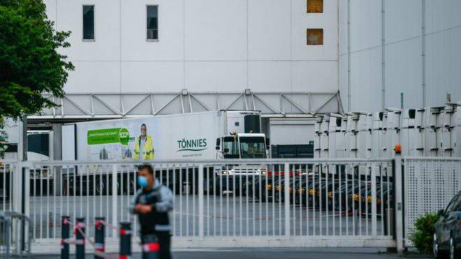 გერმანიის ერთ-ერთ რაიონში, სადაც ხორცის დამამუშავებელ საწარმოში კორონავირუსი გავრცელდა, კარანტინი დაწესდა