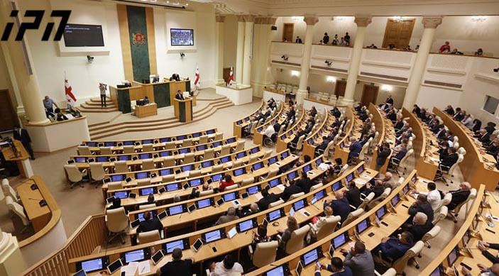 კახა ოქრიაშვილის გარდა, საკონსტიტუციო ცვლილებებს მხარს არც ალექსანდრე ერქვანია, დავით ჭიჭინაძე, ბიძინა გეგიძე, ნატო ჩხეიძე და ემზარ კვიციანი უჭერენ