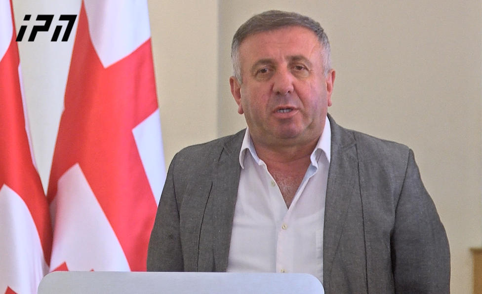 ანზორ ბოლქვაძე ხულოს საკრებულოს თავმჯდომარის მოადგილესთან დაპირისპირებას უარყოფს, თუმცა კლინიკაში ადასტურებენ, რომ თამაზ აბაშიძემ წუხელ თვალის დაზიანებით მიმართა