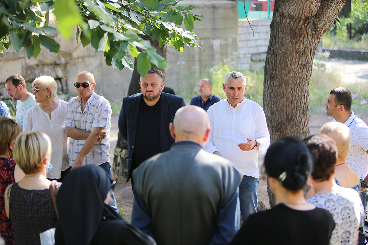 ბესარიონ სიმონიშვილმა ჭიათურაში მცხოვრებ დევნილ ოჯახებთან შეხვედრები გამართა