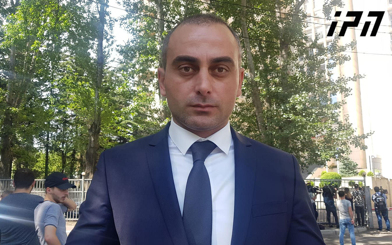 შაქარაშვილის საქმეზე დაკავებული საბა ჩხარტიშვილის ადვოკატი - ჩემი დაცვის ქვეშ მყოფს ბრალი, სავარაუდოდ, ჯგუფურ ძალადობაში ედება - ამ უბედურების დროს ის არ ყოფილა მაგისტრალზე