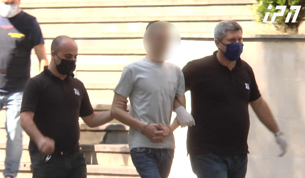 გიორგი შაქარაშვილის საქმეზე დაკავებულებს შორის "ტოიოტა ქამრის" მძღოლი და მისი მგზავრი, მორაგბეები არჩილ გაგნიძე და ვასილ მახარაძე არიან