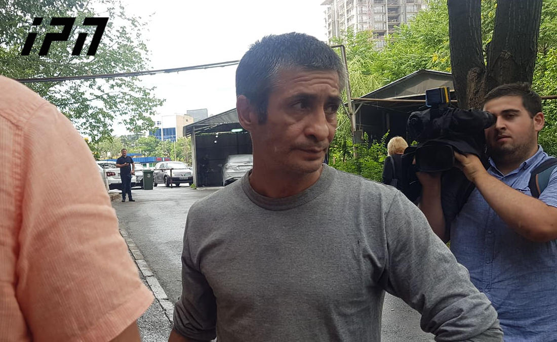 შაქარაშვილის საქმეზე დაკავებული არასრულწლოვნის მამა აცხადებს, რომ მის შვილს გამოკითხვისას პოლიციელმა ჯერ კეფაში, შემდეგ კი,ზურგში ჩაარტყა, რათა სასურველი ჩვენება მიეღო