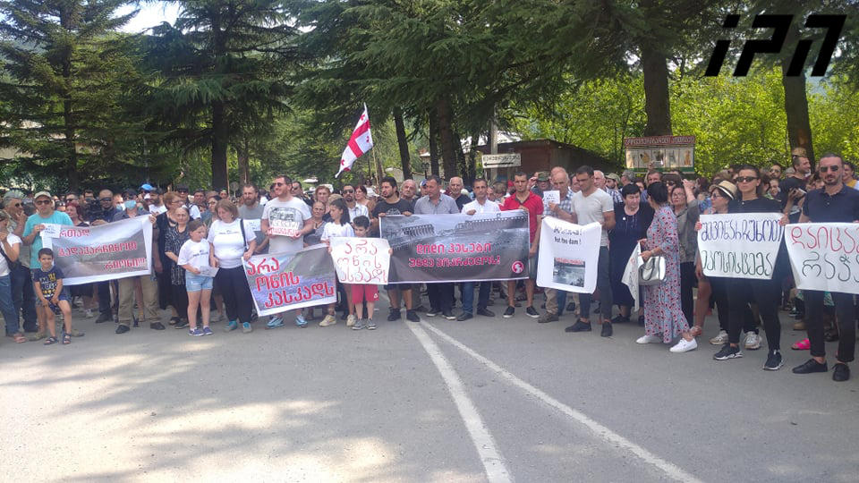 "არა ონის კასკადს", "დაიცავი რაჭა"- ამ მოწოდებებით ონში საპროტესტო აქცია მიმდინარეობს