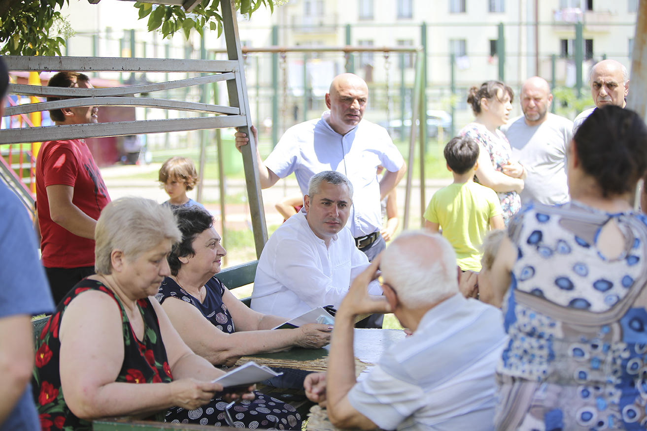 ბესარიონ სიმონიშვილი ბათუმსა და ჩაქვში მცხოვრებ დევნილ ოჯახებს შეხვდა