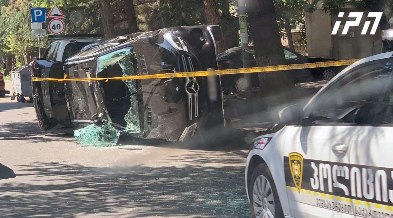 ვაჟა-ფშაველას გამზირზე ავტოავარიის შედეგად, „მერსედესის“ მარკის ავტომობილი ამოყირავდა