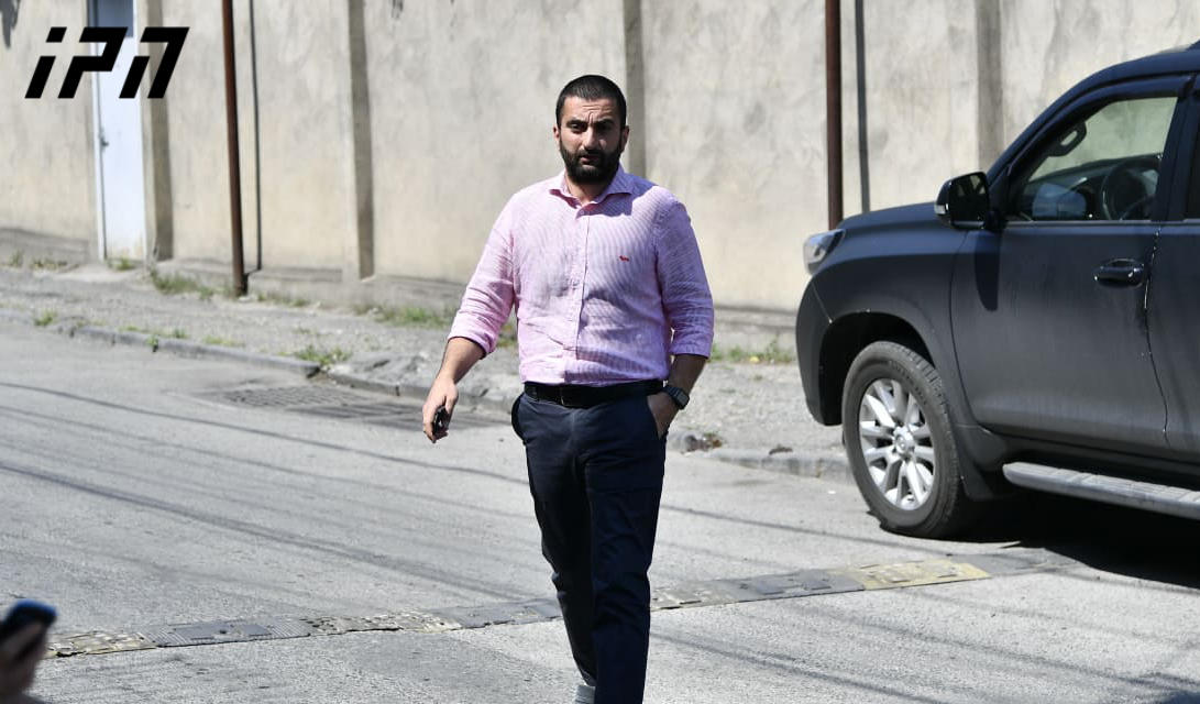 კიდევ ორი დაკავებული აქტივისტის, დავით ღურცკაიასა და დავით გიუნაშვილის ადვოკატის განცხადებით, ჯერჯერობით უცნობია, რას ედავება გამოძიება მისი დაცვის ქვეშ მყოფებს