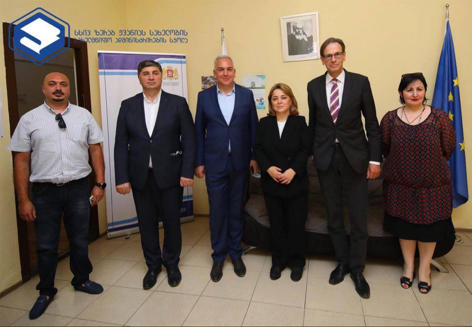 გერმანიის ელჩი მარნეულში ჟვანიას სკოლის რეგიონული სასწავლო ცენტრის მუშაობას გაეცნო