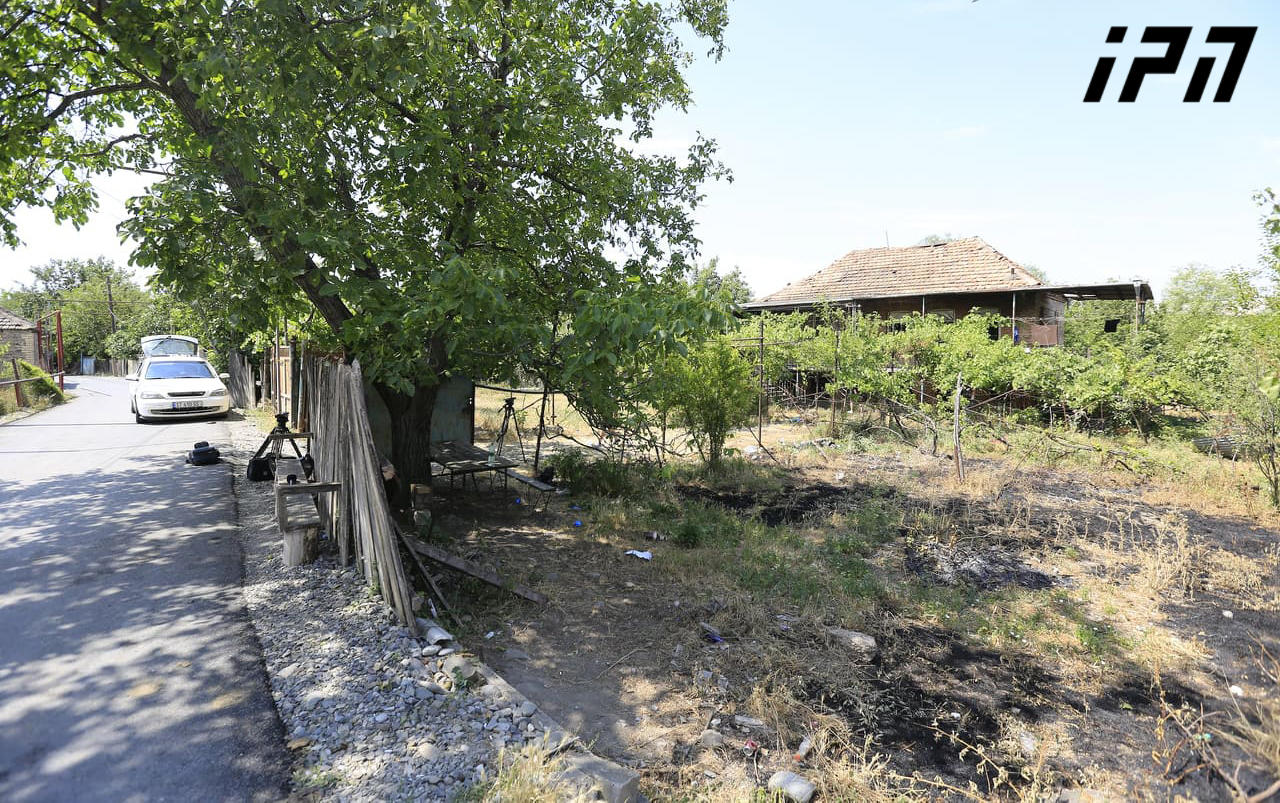 ადგილობრივების ინფორმაციით,  მუხრანში ახალგაზრდა მამაკაცმა მამის და ბაბუის მოკვლის შემდეგ, მეზობლის ავტომობილი გაიტაცა და გაიქცა