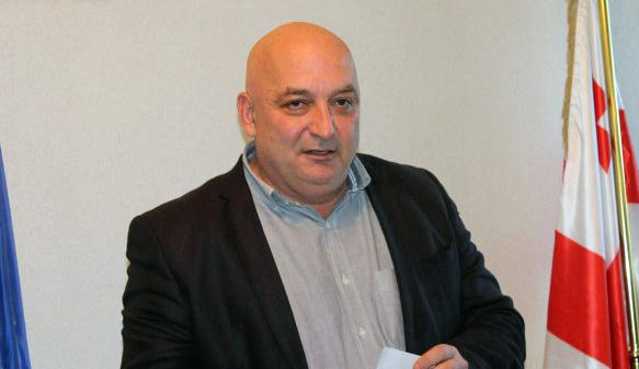 ხაშურის საკრებულოს თავმჯდომარის განცხადებით, პირი, რომელიც აცხადებს, რომ შაქარაშვილის მეგობარ გური ამირხანაშვილს დიდუბეში შეხვდა, ხაშურის საკრებულოს წევრი არაა