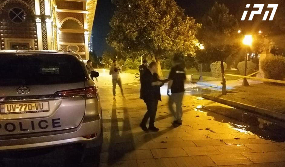 ექიმის ინფორმაციით, ბათუმში დაჭრილი 17 წლის ბიჭი მართვით სუნთქვაზე იმყოფება და მისი მდგომარეობა მძიმეა