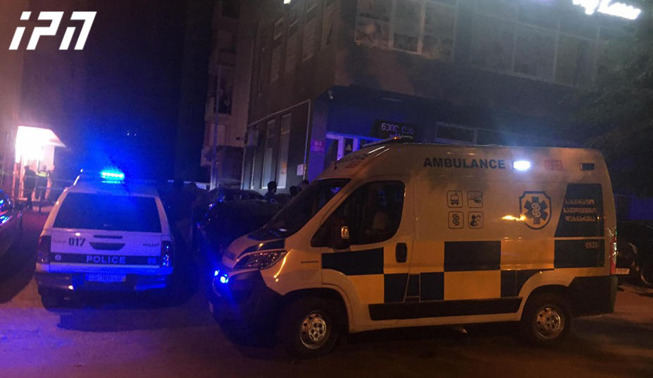 გლდანში ერთ-ერთ საცხოვრებელ კორპუსთან, სადაც ადგილობრივების ინფორმაციით, მოქალაქე უმისამართოდ ისროდა, სასწრაფო სამედიცინო დახმარების ჯგუფი მივიდა