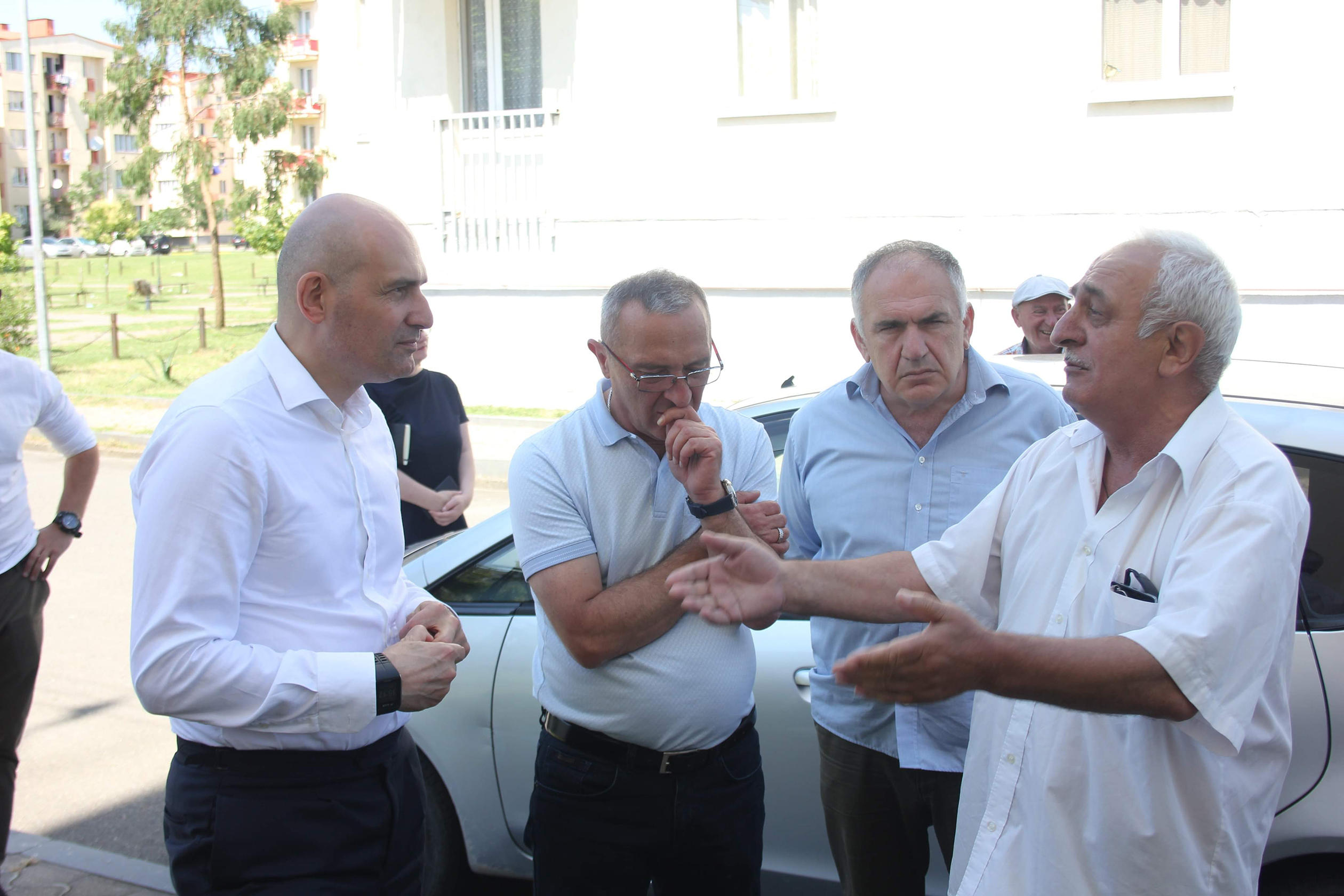 რუსლან აბაშიძე ფოთში აფხაზეთიდან დევნილ მოსახლეობას შეხვდა