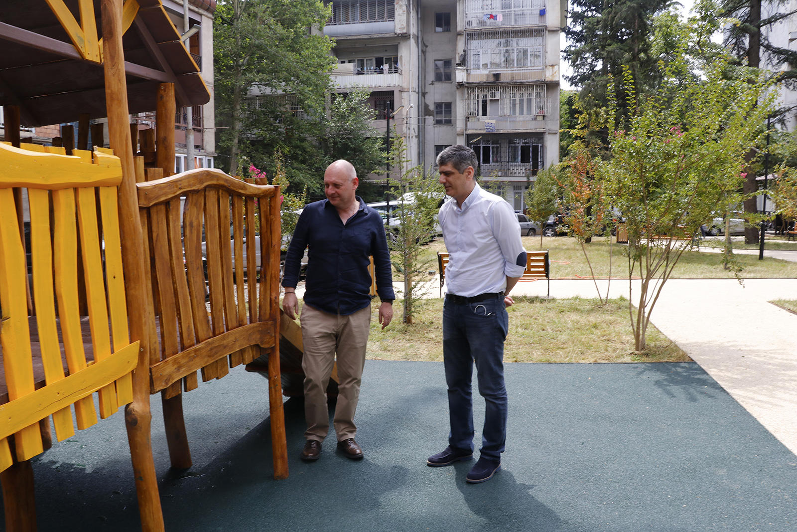 ყაზბეგის გამზირზე სკვერის რეაბილიტაცია დასრულდა