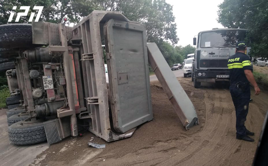 სართიჭალასთან ტრაილერი გადაბრუნდა