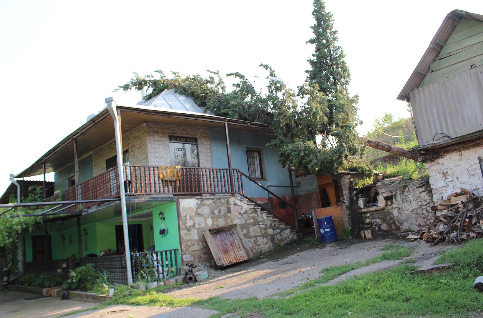 ძლიერმა ქარმა და სეტყვამ ბოლნისის 10  სოფელი დააზარალა