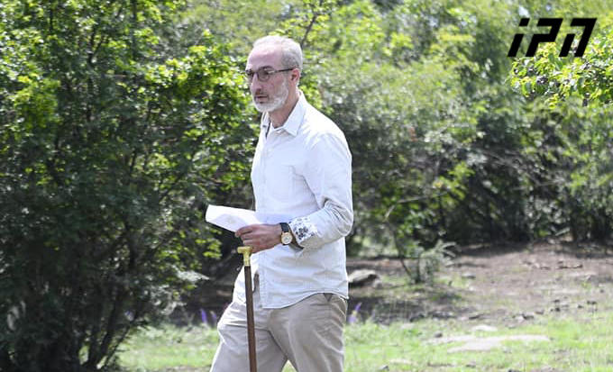 ადვოკატი - როგორც კი FBI-ის ექსპერტების ჩამოყვანა მოვითხოვე, უცებ იპოვეს კომპიუტერის გასახსნელი კოდი - ლეპტოპი დალუქული არ დამხვედრია, რაც კითხვებს ბადებს