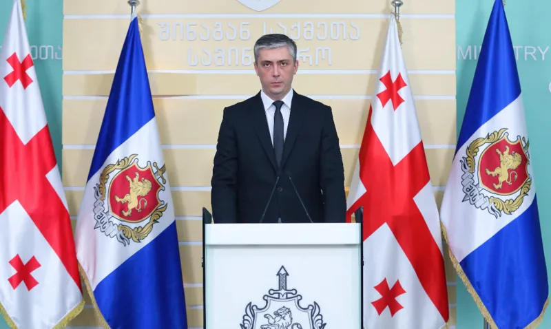 შსს-ს ინფორმაციით, ფონიჭალაში 3 ნარკორეალიზატორი დააკავეს, დანაშაულებრივი დაჯგუფების წევრებს მძიმე დანაშაულში მცირეწლოვანი ბავშვი ჰყავდათ ჩართული