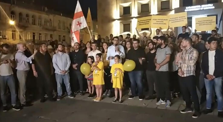 "ლელო საქართველოსთვის" ორგანიზებით, მთავრობის კანცელარიასთან აქცია - "ახალგაზრდები ოლიგარქიის წინააღმდეგ" მიმდინარეობს
