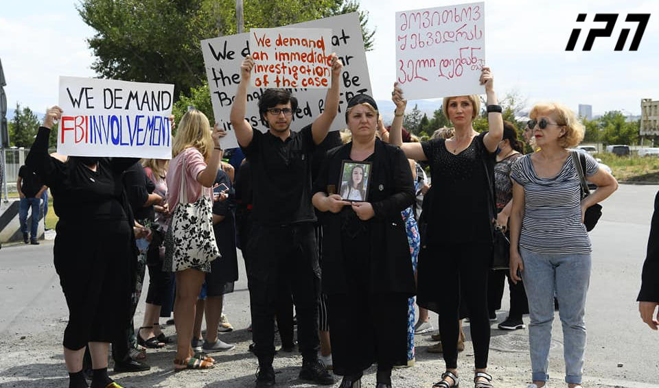 Tamar Bachaliashvili's family members hold a demonstration in front of US Embassy, demanding the involvement of FBI in the investigation