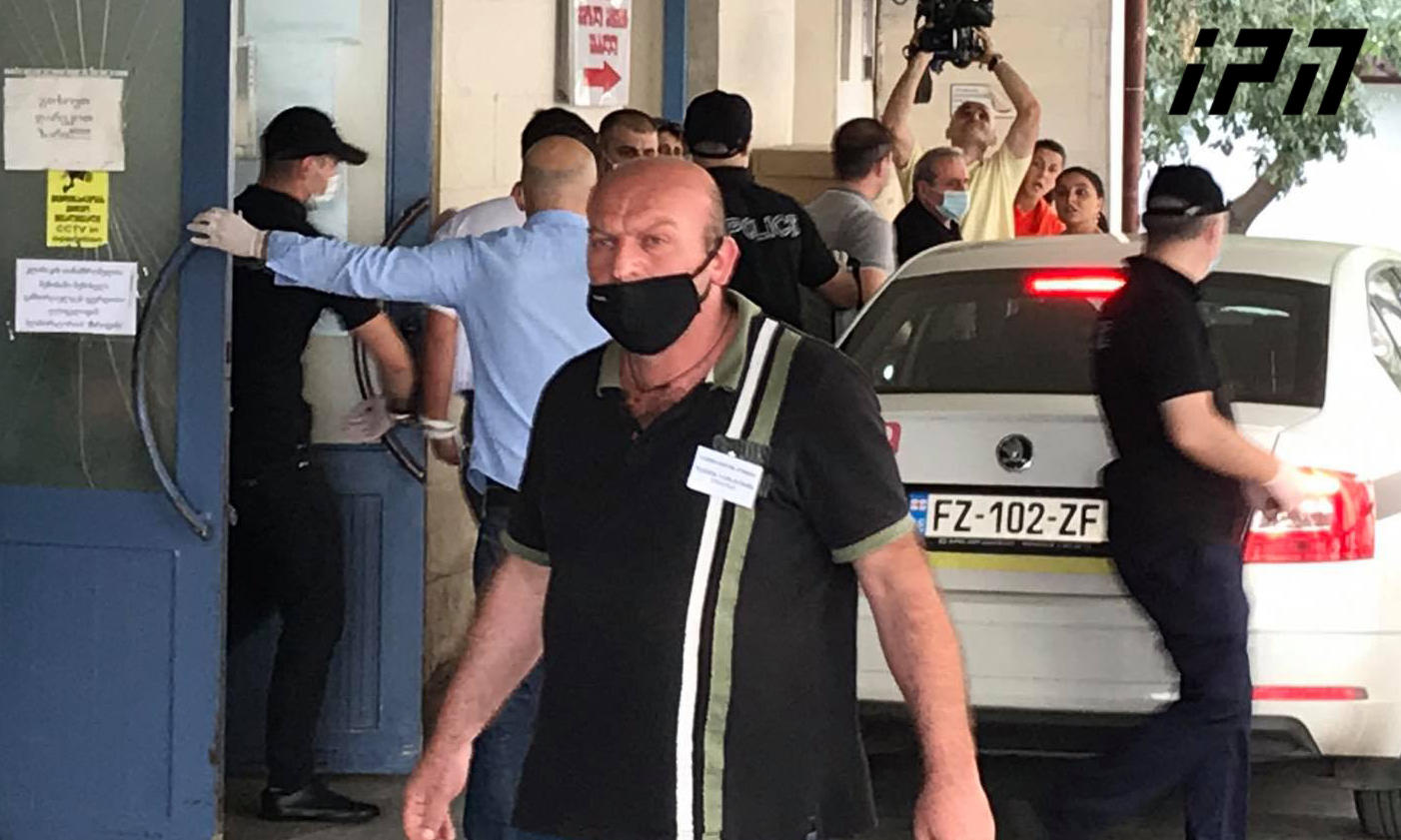 ლევან თოფაძის დაჭრაში ბრალდებული ბუსა ჟვანია სამართალდამცავებმა კლინიკიდან წაიყვანეს