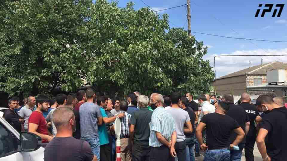 სოფელ ყარაჯალარში მოსახლეობა საკარანტინე რეჟიმის გაუქმების მოთხოვნით აქციას მართავს