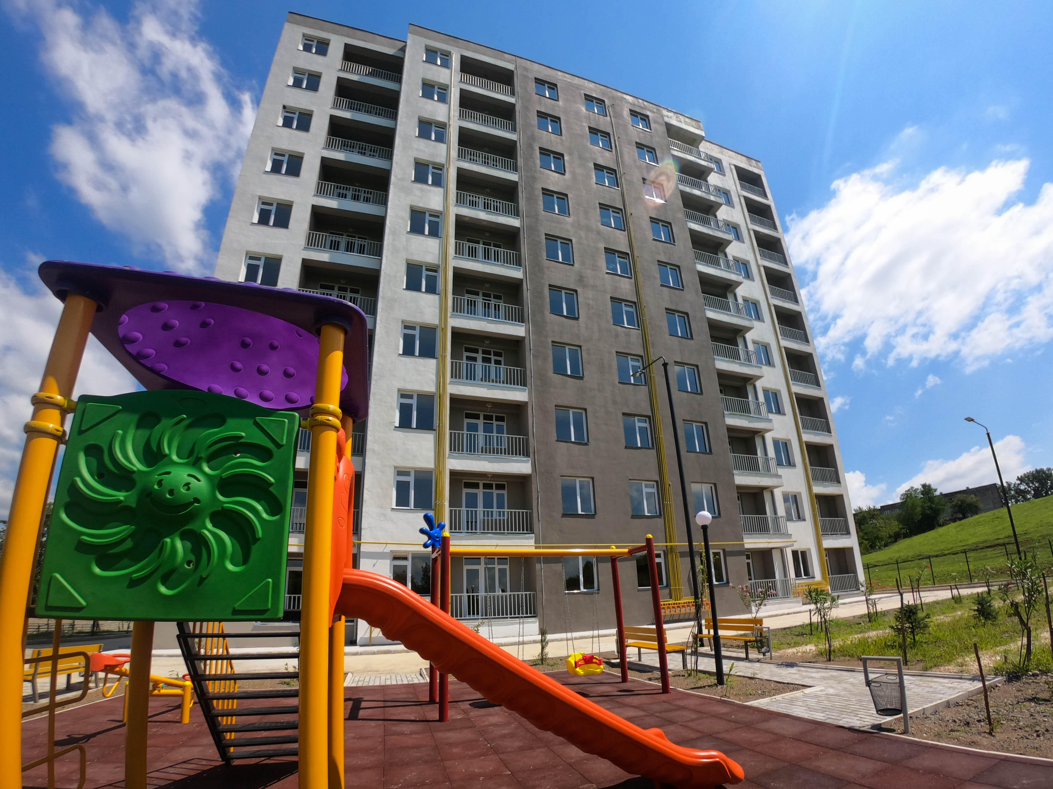 ინფრასტრუქტურის სამინისტრომ წყალტუბოში დევნილებისთვის 2 საცხოვრებელი კორპუსის მშენებლობა დაასრულა