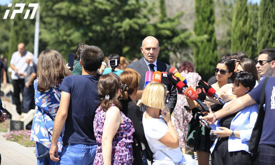 რუსლან აბაშიძემ აგვისტოს ომში დაღუპული გმირების ხსოვნას პატივი მიაგო