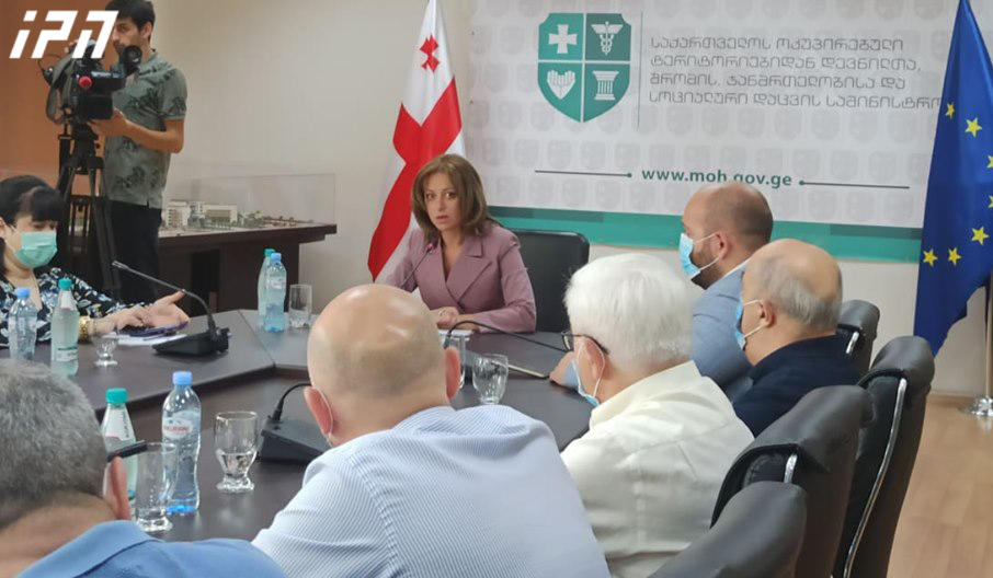ჯანდაცვის მინისტრი „თბილისის ცენტრალური საავადმყოფოს“ თანამშრომლების დაკავების საკითხზე ექიმებს ხვდება