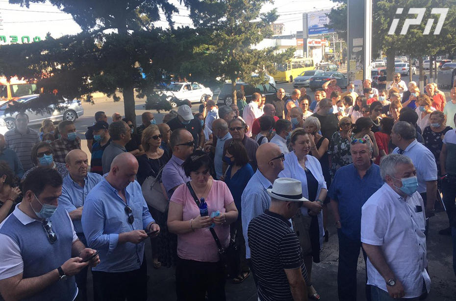 ჯანდაცვის სამინისტროსთან დაკავებული ექიმის გათავისუფლების მოთხოვნით აქცია მიმდინარეობს