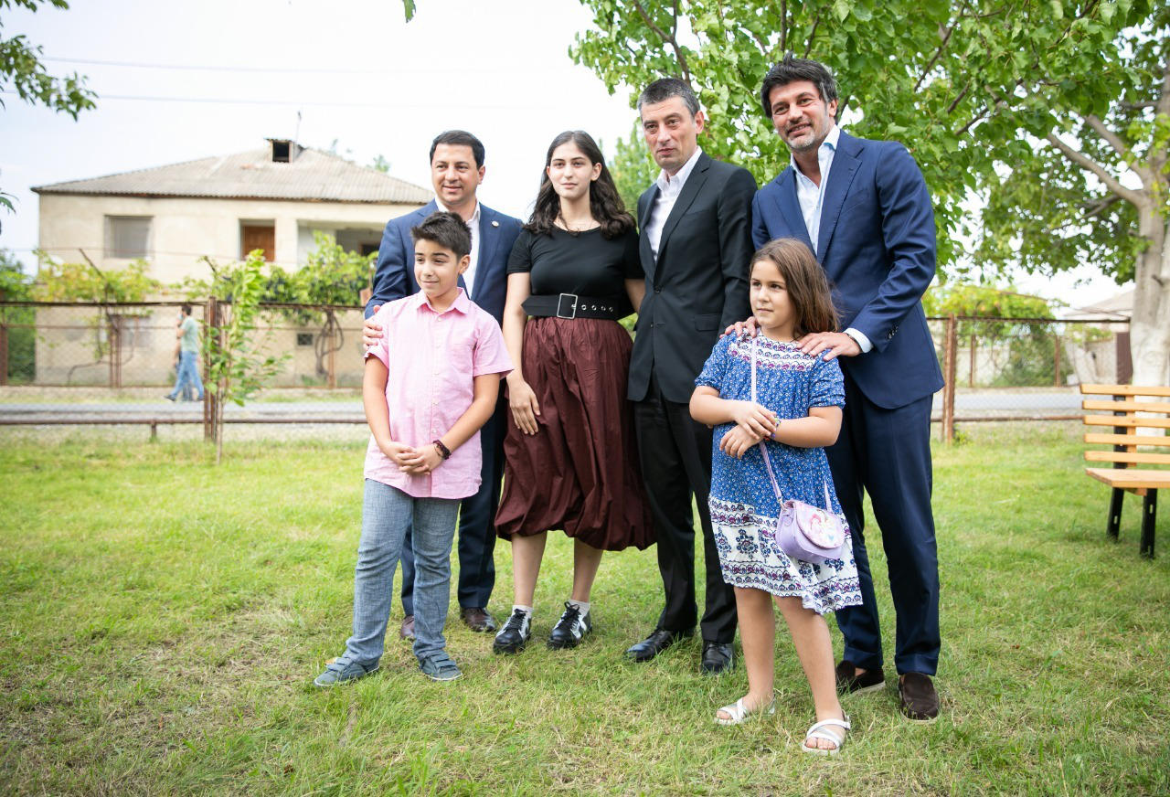 „ქართული ოცნების“ ლიდერები გარდაბანში იმ სტუდენტს შეხვდნენ, რომელმაც კოვიდინფიცირების გამო, ინგლისური ენის გამოცდა ბოქსირებულ პალატაში ჩააბარა