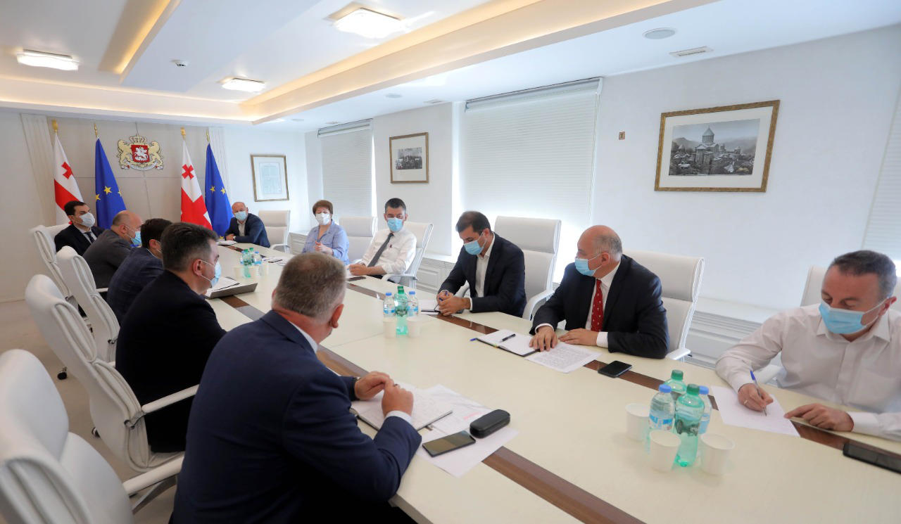 პრემიერმა სახელმწიფო რწმუნებულებთან რეგიონებში მიმდინარე ინფრასტრუქტურული პროექტები განიხილა