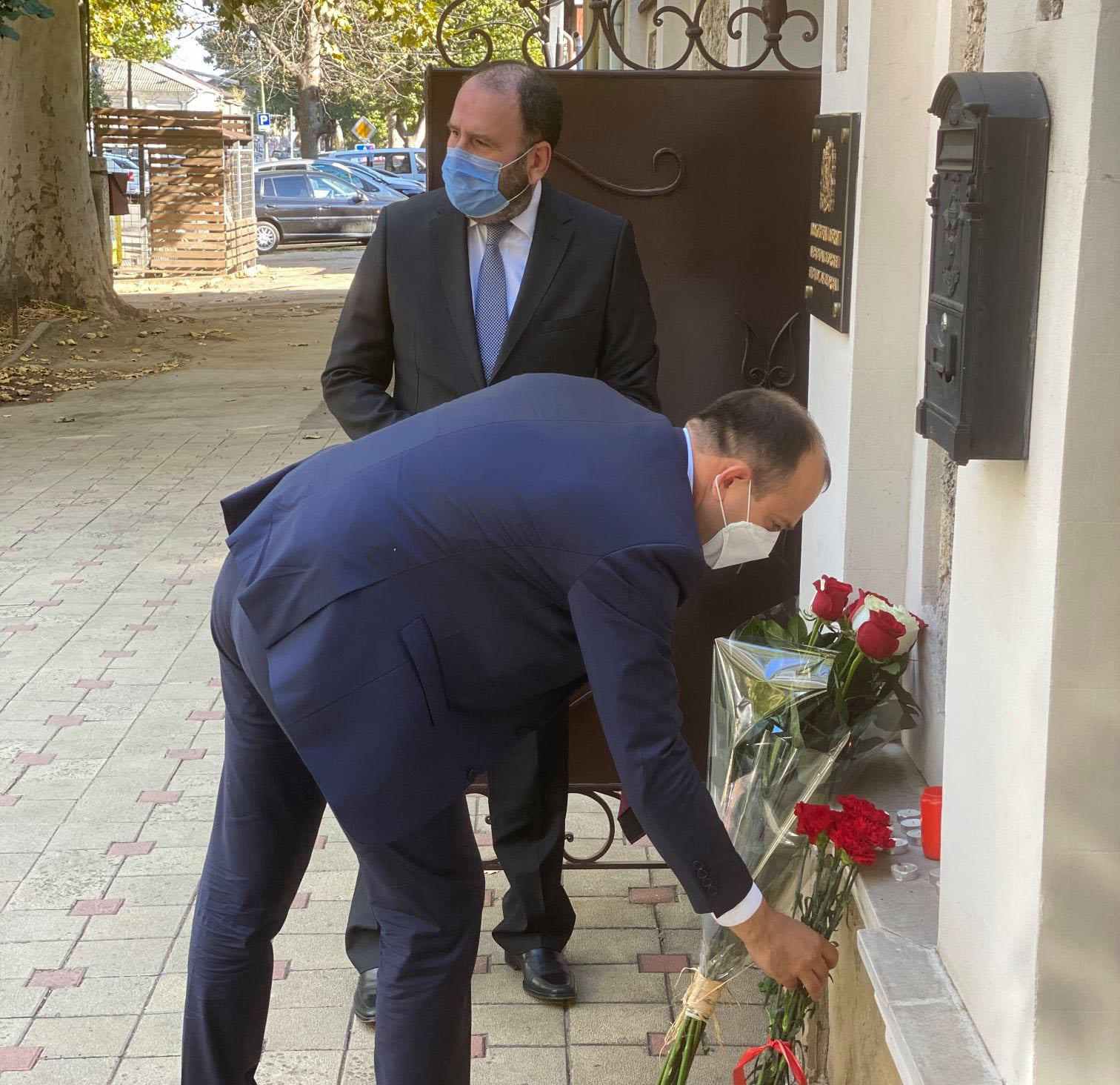 მოლდოვის საგარეო საქმეთა მინისტრი, შატილის გზაზე მომხდარი ტრაგედიისას დაღუპულთა მიმართ სამძიმრის გამოსახატად, საქართველოს საელჩოში იმყოფებოდა