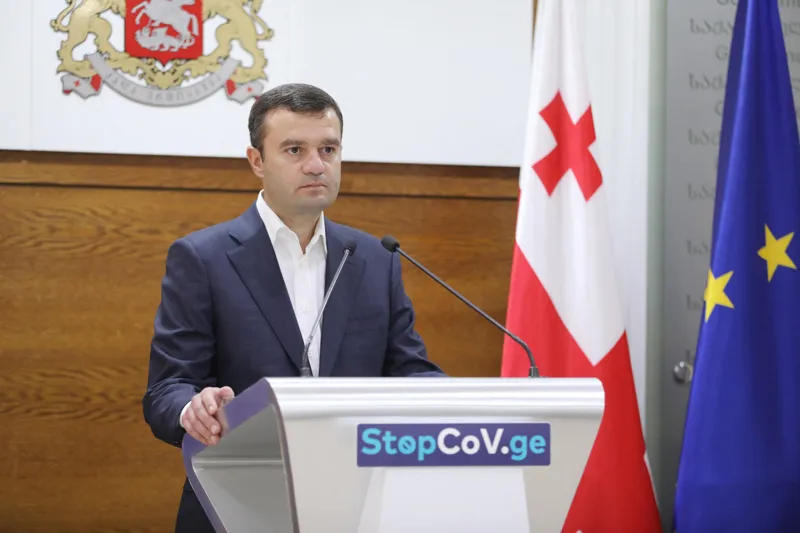 მოქალაქეებს, გადაუდებელი აუცილებლობის შემთხვევაში, 22:00 საათის შემდეგ გადაადგილებისთვის დროებითი საშვის მიღება ცხელ ხაზზე დარეკვით შეეძლებათ