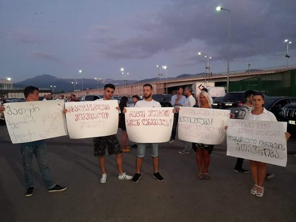 „სტრატეგია აღმაშენებელი“ ლოზუნგით - „მოვითხოვთ დაიწყოს გამოძიება „პატრიოტთა ალიანსის“ კავშირებზე კრემლთან“ ბათუმში აქციას მართავს