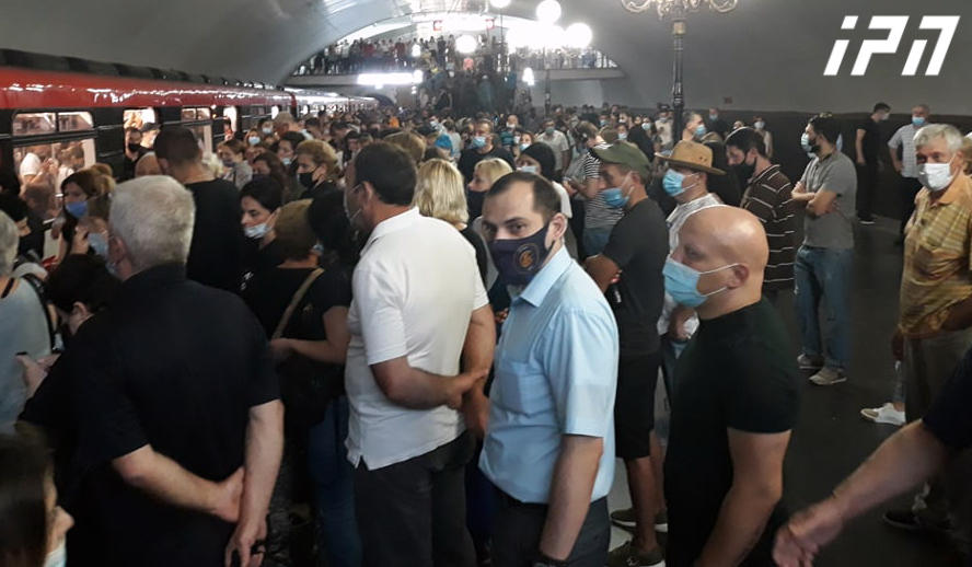 At the entrances of overcrowded metro stations, the flow of passengers will be controlled by managing the queues during rush hours