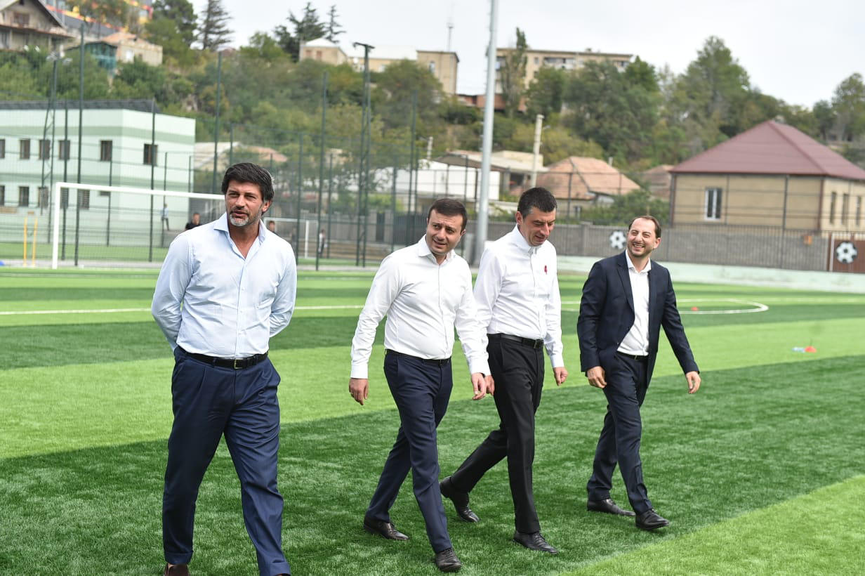 „ქართული ოცნების“ ლიდერებმა კასპის ფეხბურთის ცენტრალური სტადიონი და საფეხბურთო სკოლა დაათვალიერეს
