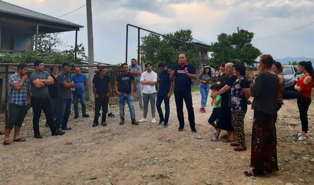 გიორგი ღვინიაშვილი საგარეჯოს რაიონის სოფელ ხაშმში ადგილობრივებს შეხვდა