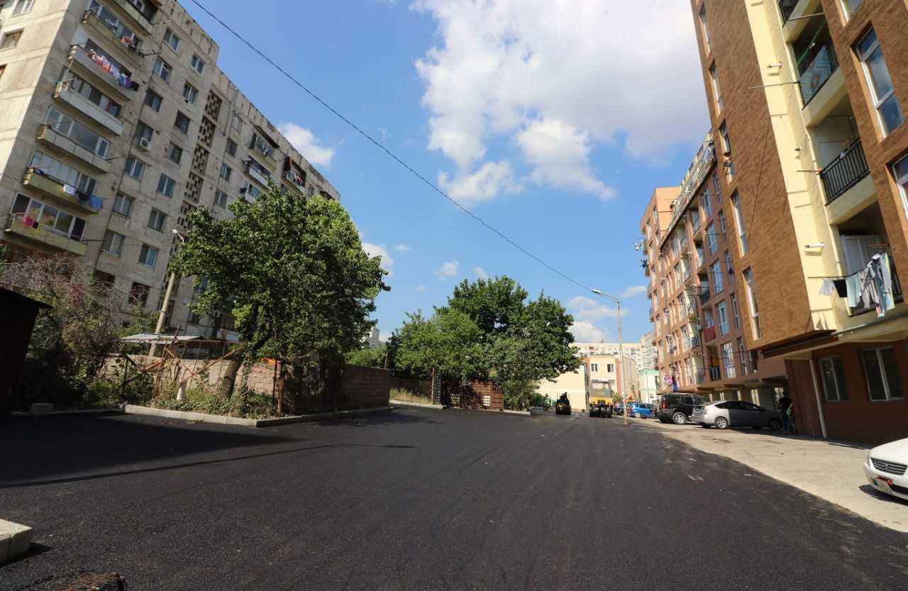 გლდანში გზის საფარის მოწესრიგების სამუშაოები მიმდინარეობს