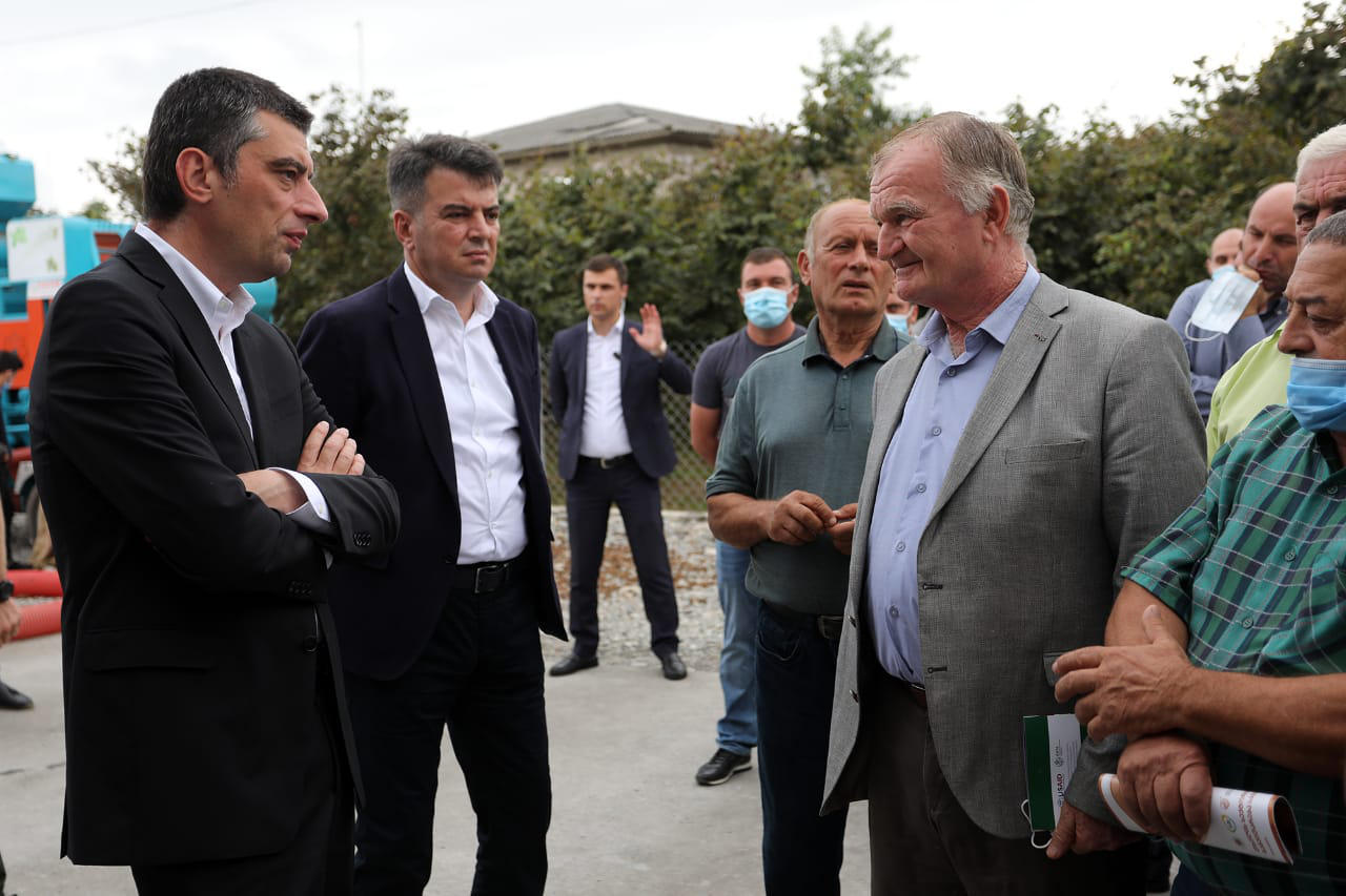 გიორგი გახარია და ლევან დავითაშვილი „ერთიანი აგროპროექტის“ მხარდაჭერით შექმნილ თხილის საშრობ-სასაწყობო საწარმოში იმყოფებოდნენ